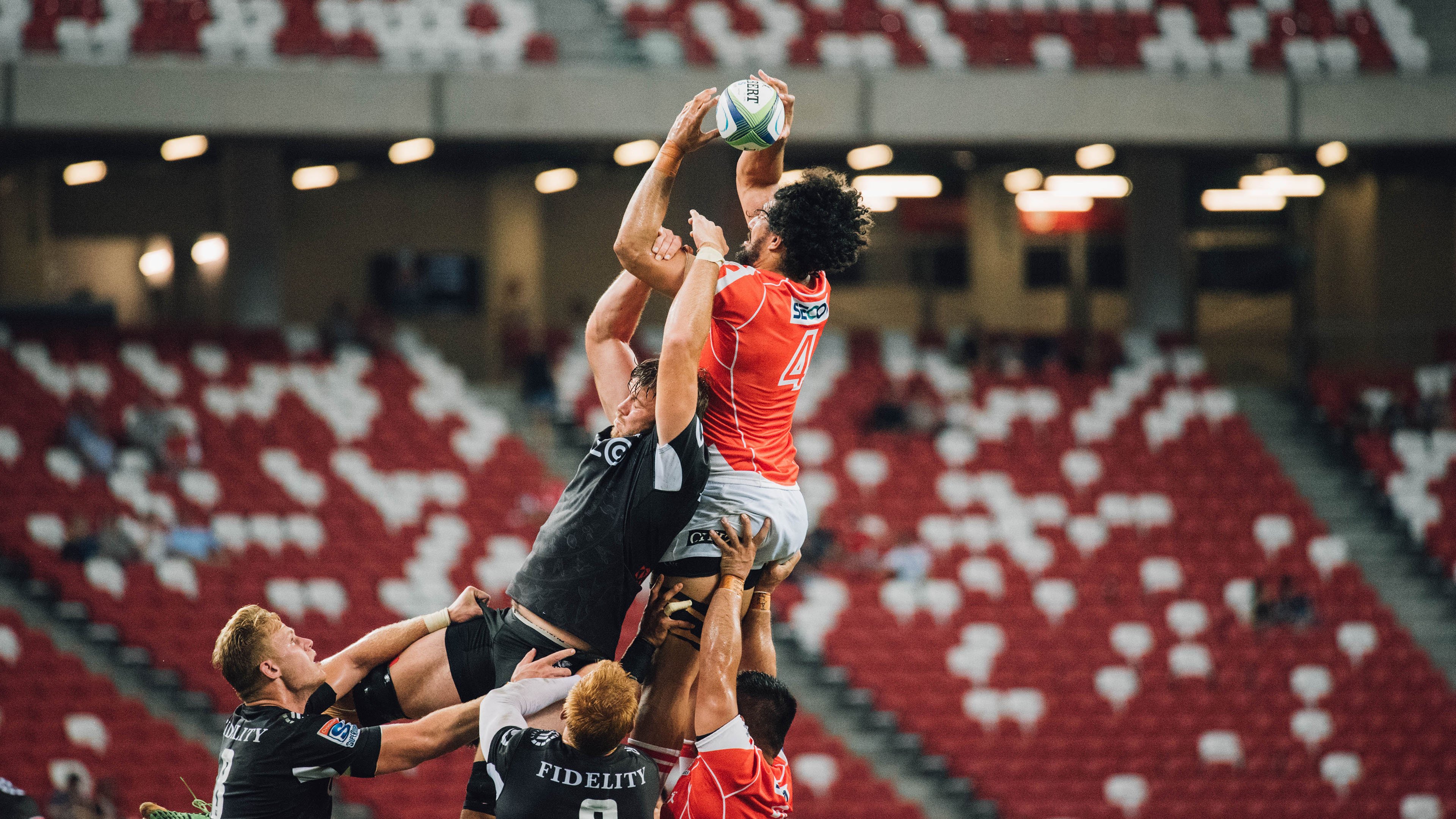 爱游戏体育官网-恩比德反击中完成暴扣全场沸腾，恩比德爆发