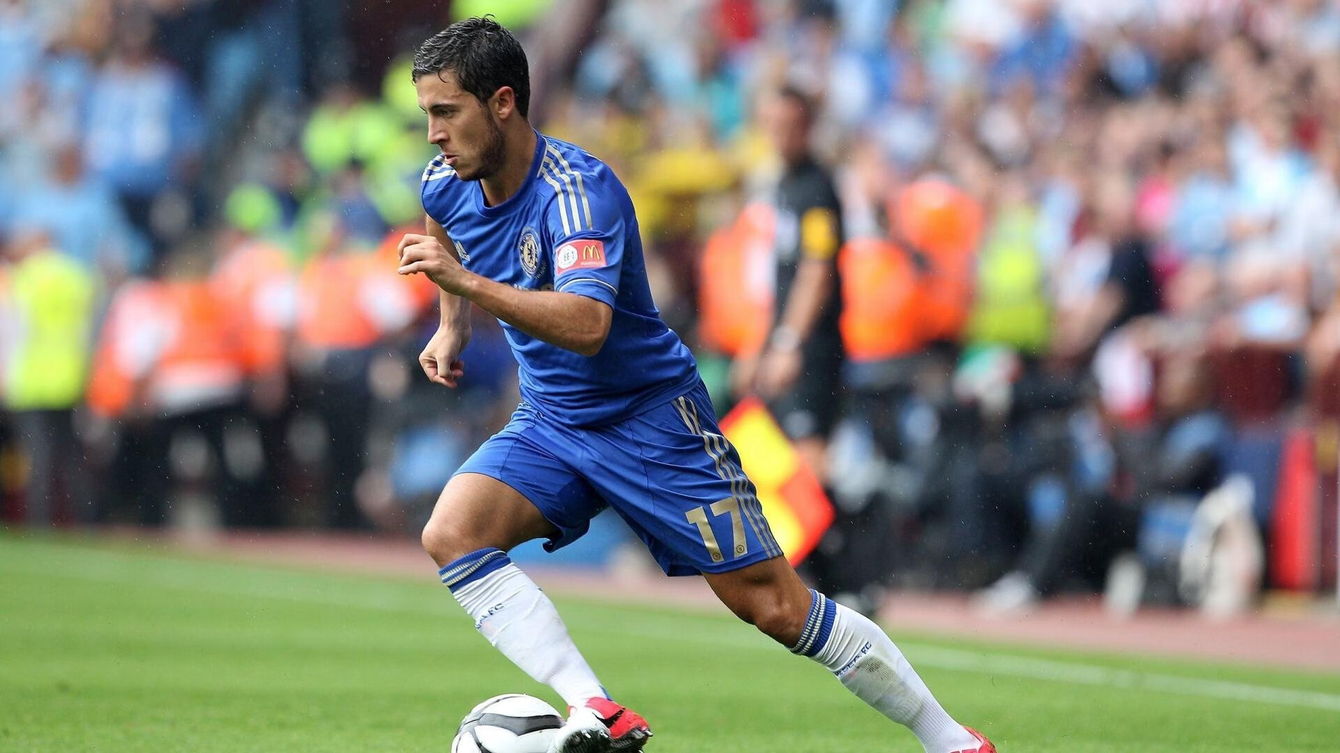 爱游戏官方入口-疫情后首次大规模国际足球比赛观众重返赛场，氛围火爆，因疫情影响足球比赛单场换人名额增至4人